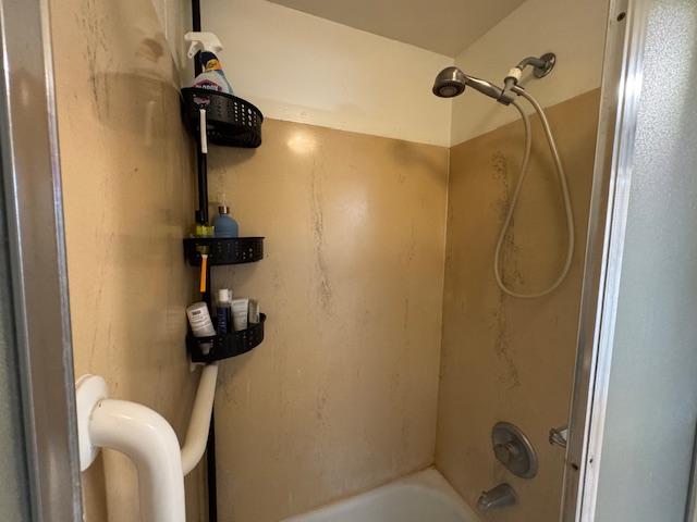 bathroom with washtub / shower combination