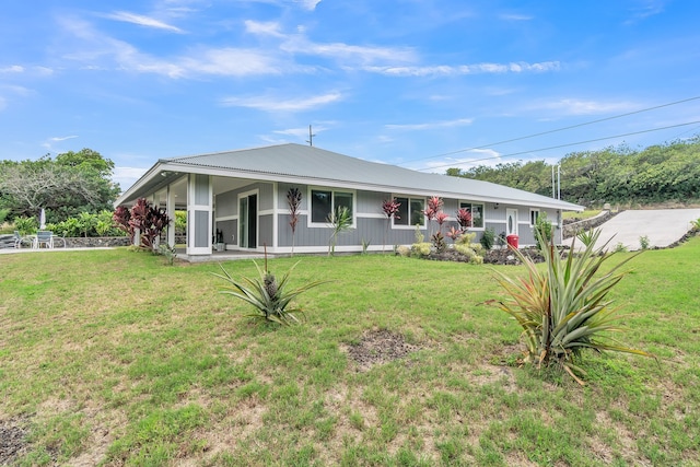 view of front of property featuring a front yard