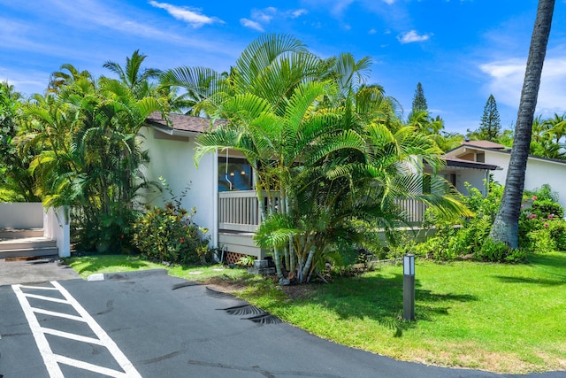 view of front of house featuring a front yard