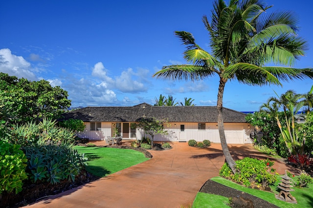 view of front of house featuring a garage and a front yard