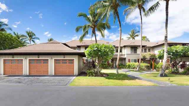 view of front facade featuring a front yard