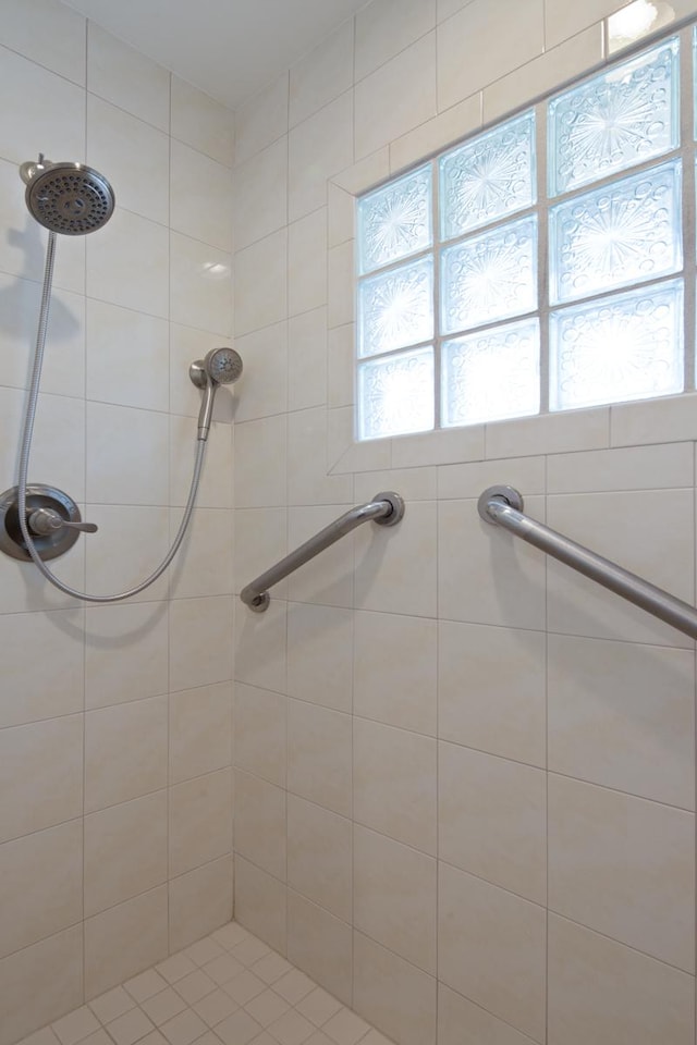 bathroom featuring tiled shower