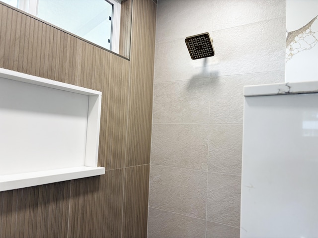 room details featuring a tile shower