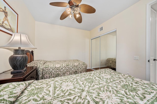 bedroom featuring ceiling fan, visible vents, and a closet