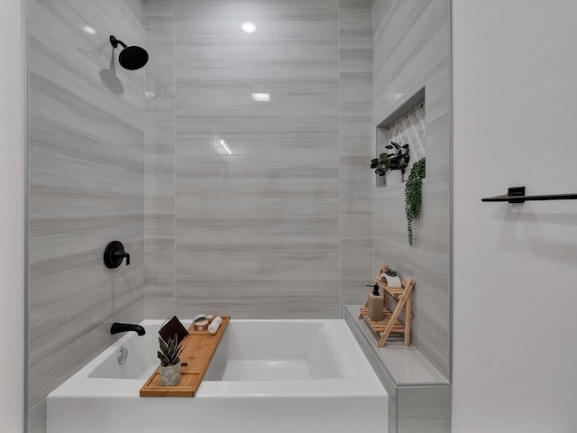 bathroom featuring tiled shower / bath combo