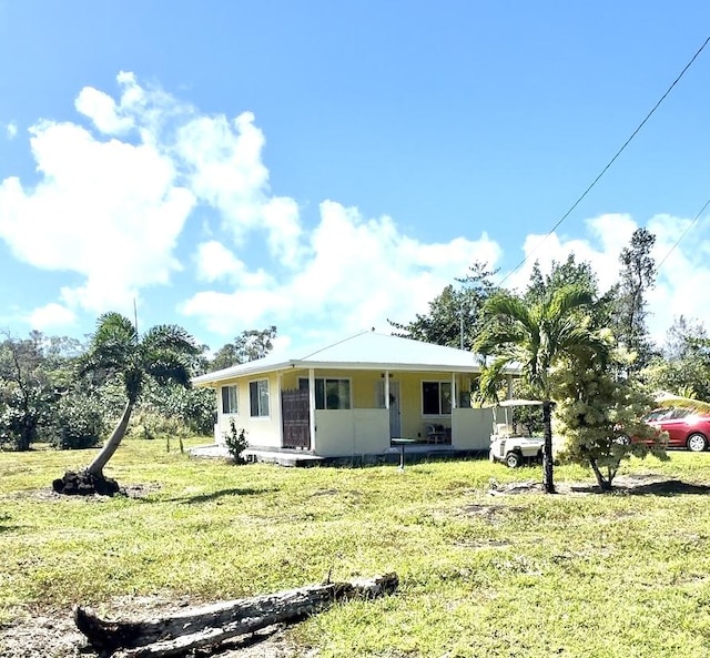 view of front facade featuring a front lawn