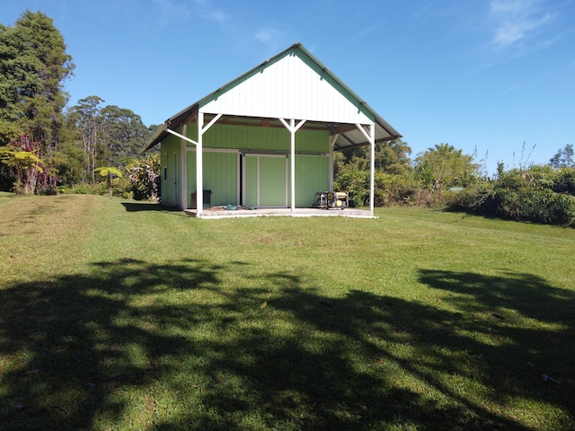 view of outdoor structure with a yard