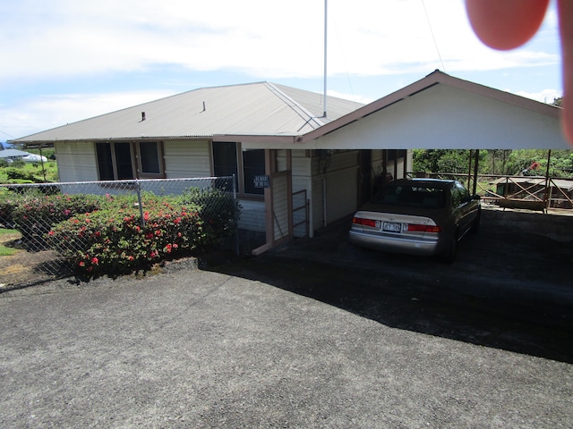 view of front facade with driveway