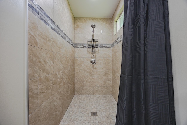 bathroom featuring tiled shower