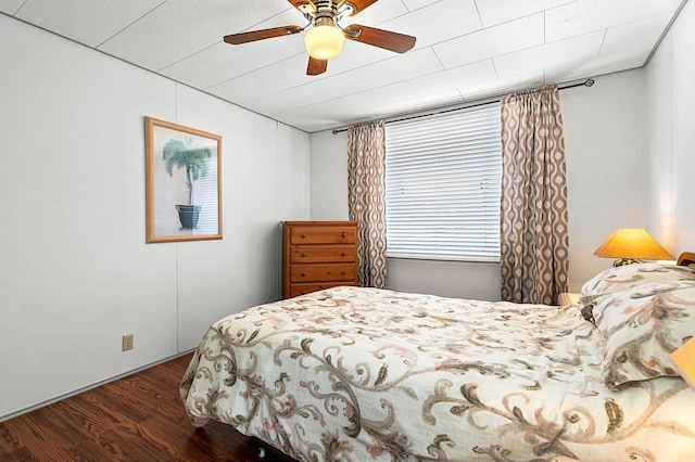 bedroom with dark wood-style floors and a ceiling fan