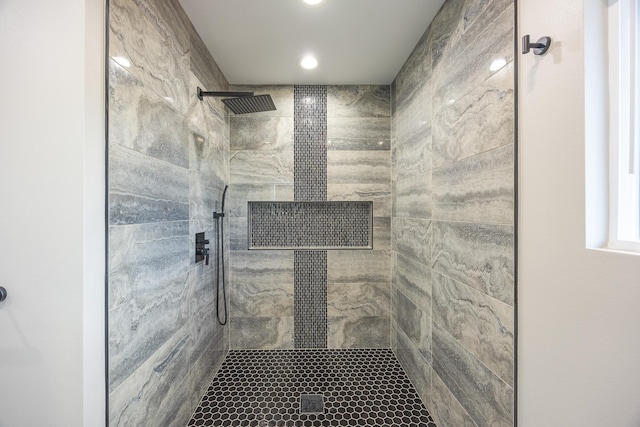 full bathroom featuring tiled shower