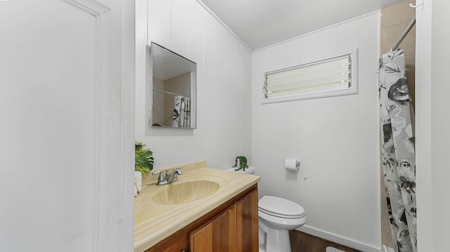 full bath featuring toilet, a shower with curtain, and vanity