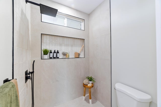 bathroom with toilet and tiled shower