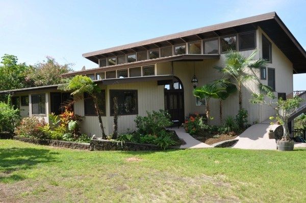 view of front facade featuring a front yard