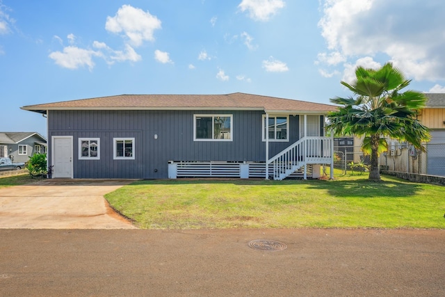 view of front facade featuring a front lawn