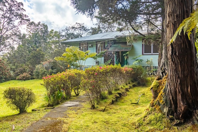 split foyer home with a front lawn