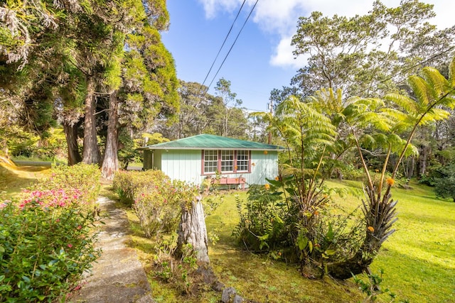 view of front of house featuring a front lawn