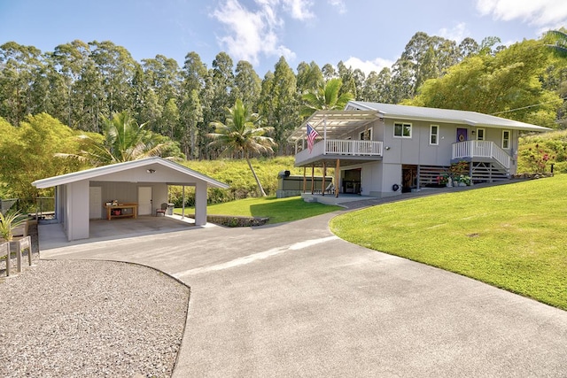 view of front of house featuring driveway and a front yard