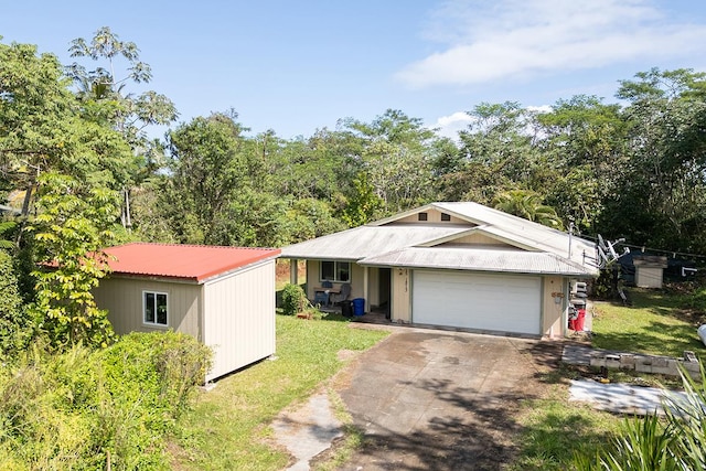 view of front facade with a garage and driveway