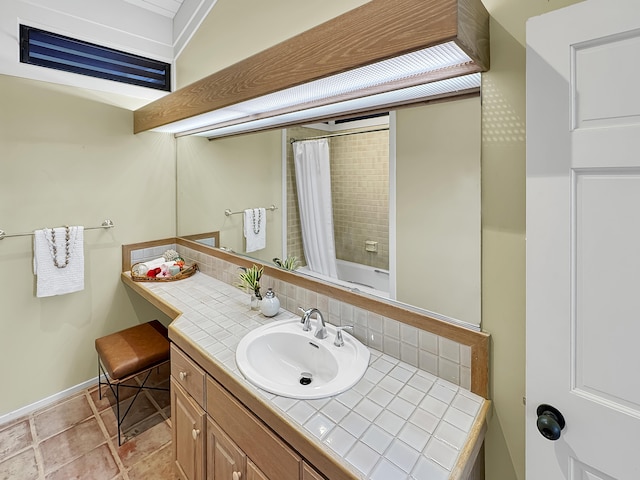 full bath with vanity, a shower with shower curtain, baseboards, and tasteful backsplash