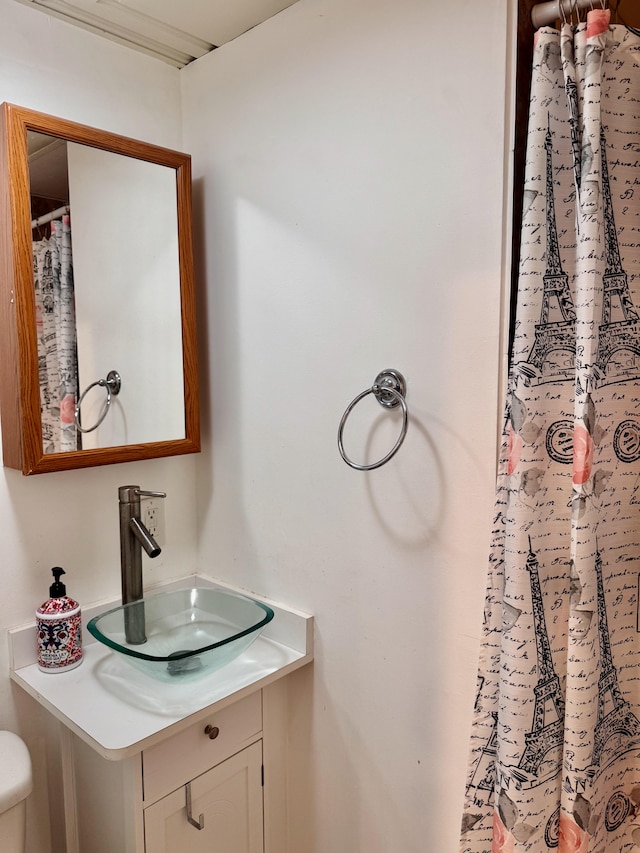 bathroom with a shower with curtain, toilet, and vanity