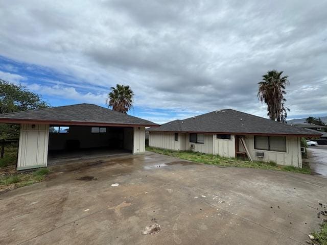 view of front of home featuring driveway