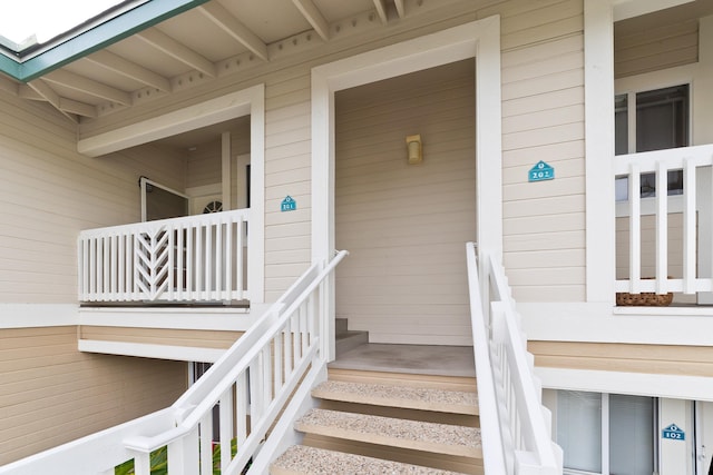 property entrance featuring a porch