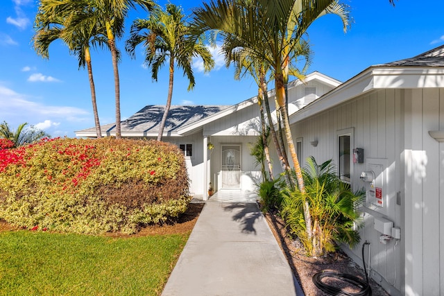 property entrance featuring a yard