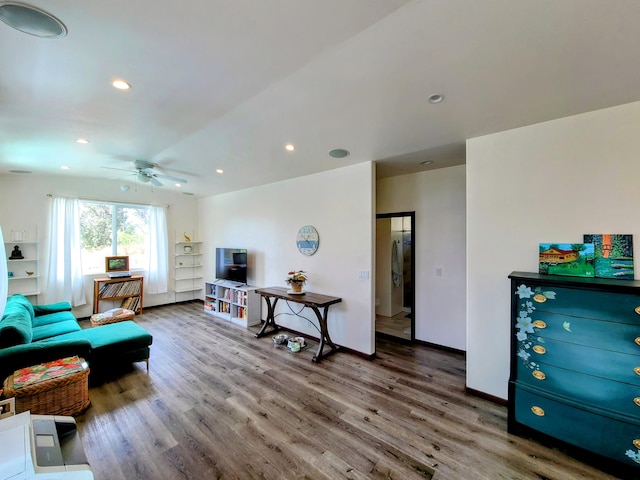 living area with a ceiling fan, baseboards, wood finished floors, and recessed lighting