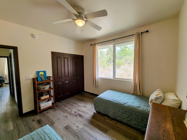 bedroom featuring light wood-style floors, ceiling fan, and baseboards