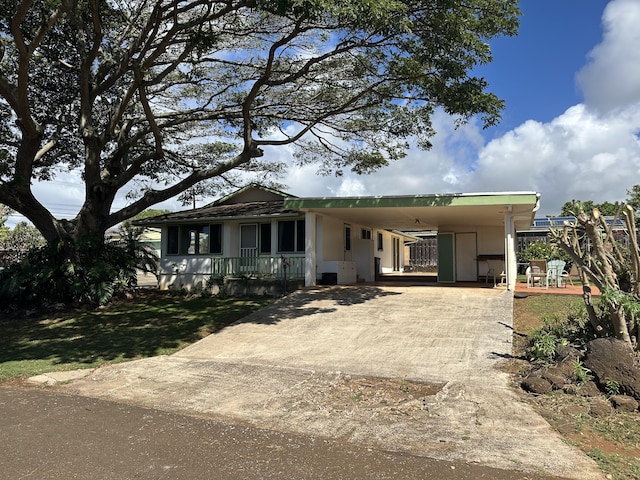 view of front of house with driveway and a carport