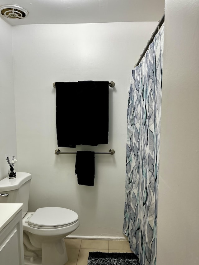 full bath featuring visible vents, toilet, vanity, a shower with curtain, and tile patterned floors