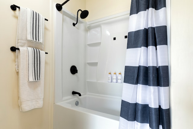 bathroom featuring shower / bath combo