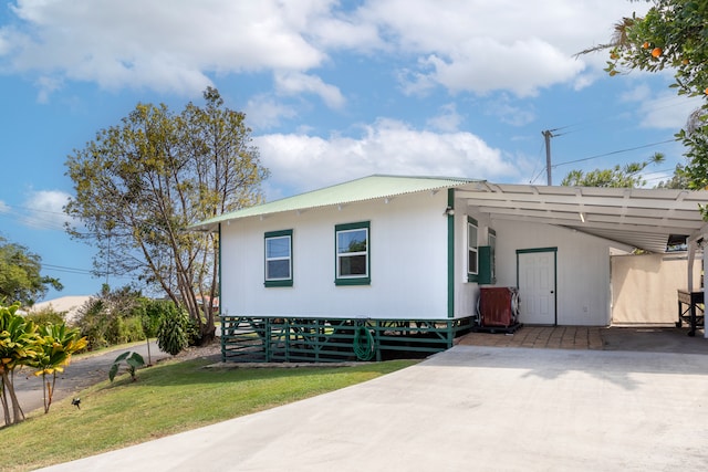 view of front of house with concrete driveway and a front lawn