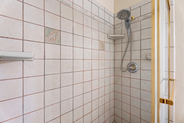 full bath with tiled shower