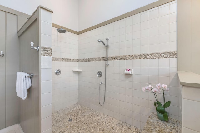 bathroom featuring a tile shower