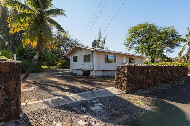 single story home with crawl space