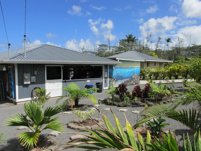 view of front facade with metal roof