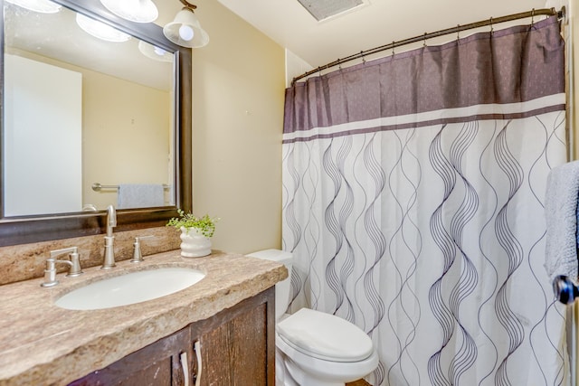 full bath featuring a shower with shower curtain, visible vents, toilet, and vanity