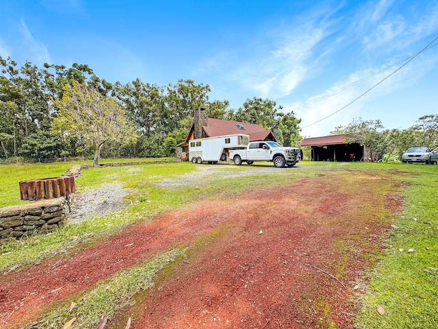 view of yard featuring driveway