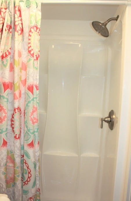 full bathroom with curtained shower