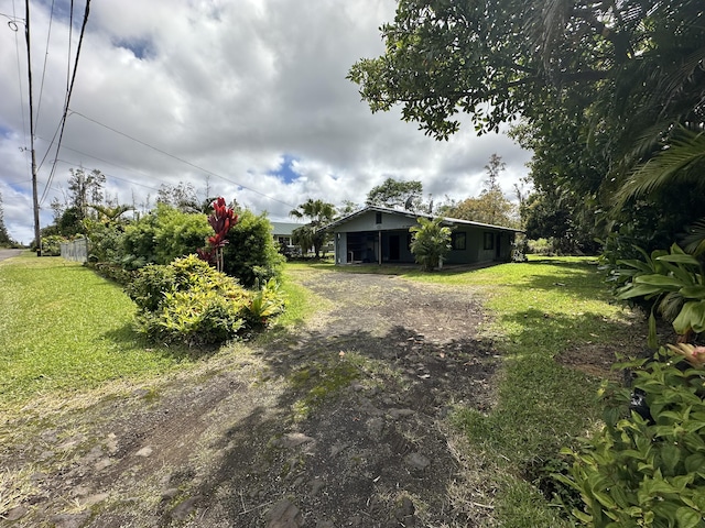 view of yard featuring dirt driveway