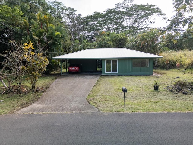 view of front of property featuring a carport, driveway, and a front lawn