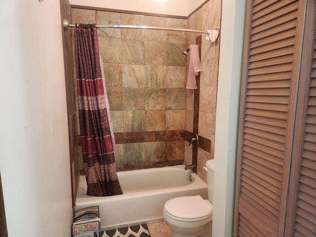 full bath featuring a closet, toilet, and shower / tub combo with curtain