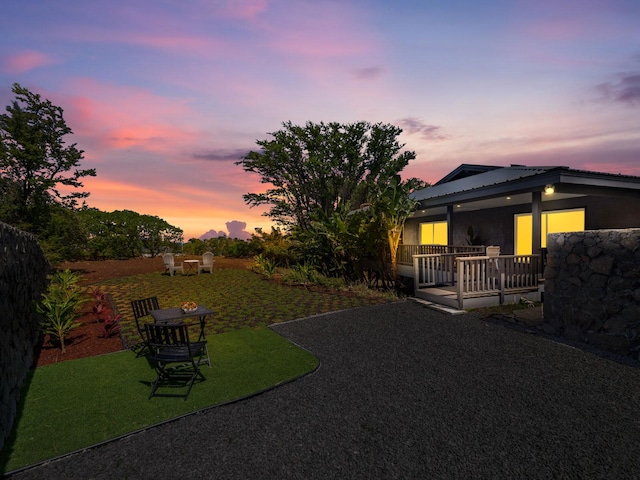 view of yard at dusk