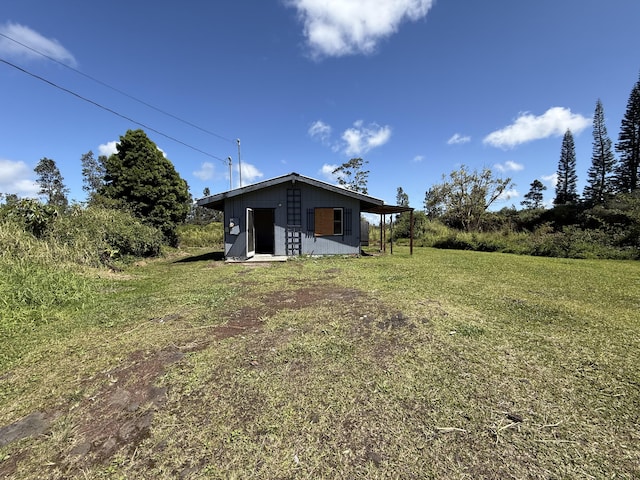 view of yard featuring an outdoor structure