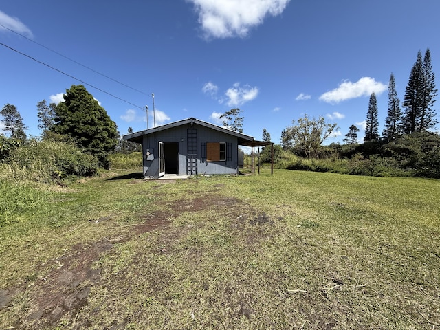 view of yard with an outdoor structure