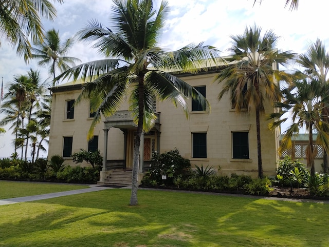 view of front of home featuring a front lawn