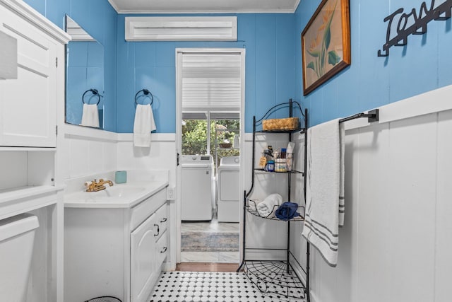 bathroom featuring vanity, a wall unit AC, washing machine and dryer, and ornamental molding