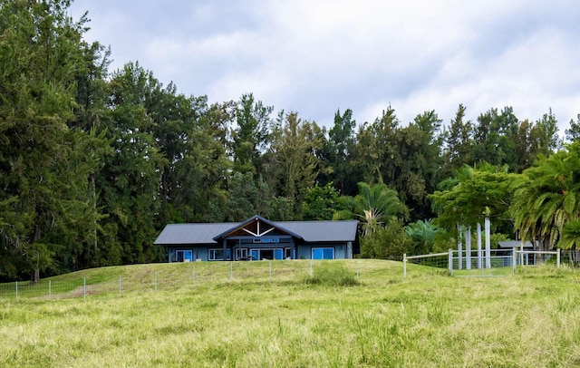 view of front facade with a front lawn and fence